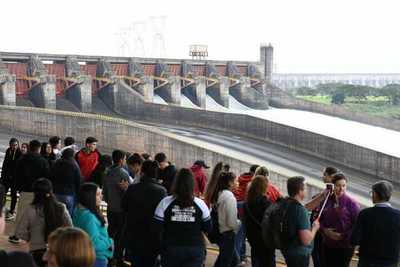 Apertura de vertedero de Itaipú ofreció una panorámica privilegiada