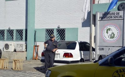 IPS: pese a protestas, siguieron con licitación