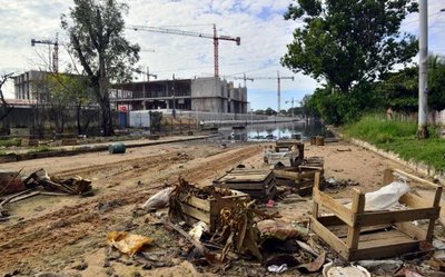 Basura y olor nauseabundo en zona de obras de las oficinas de gobierno