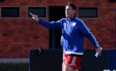 Tres banquillos, con acento argentino