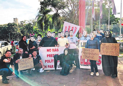 Seguidores de Ulises protestan contra fiscal