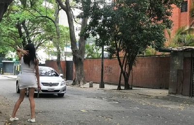 Ante crisis, prostitutas de Caracas aceptan comida como parte de pago