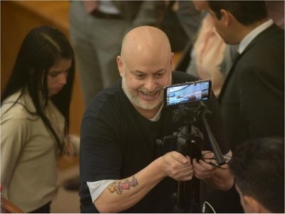 Payo Cubas simula ser periodista y pregunta a Ovelar sobre multas