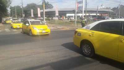Taxistas en “guerra” contra MUV y Uber, circulan en caravana por el centro capitalino y obstaculizan el tránsito