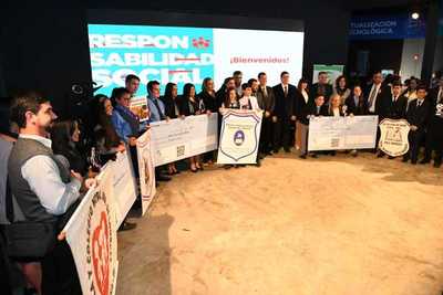Por contribución a la lucha contra el dengue, ITAIPU premia a unos cinco colegios