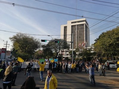 Taxistas impiden libre tránsito y bloquean paradas de colectivos