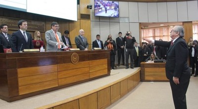 En apresurada sesión toman juramento a Raúl Torres Kirmser