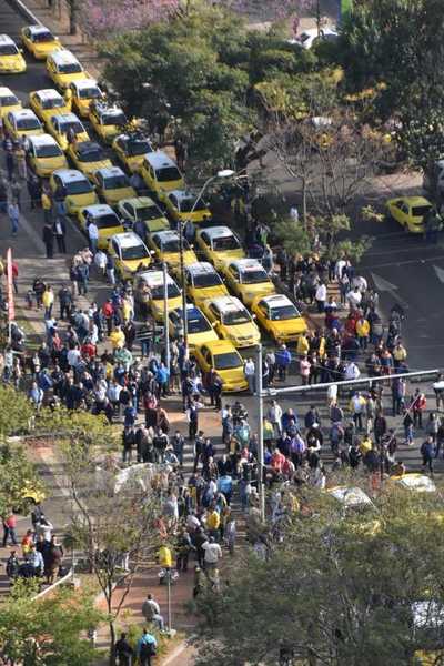 Taxistas cierran principales calles y avenidas de Asunción en reclamo al servicio de UBER y MUV