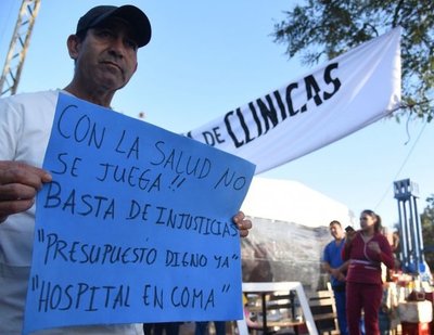 Huelguistas de Clínicas exigirán hablar con el ministro de Salud