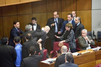 Senadora justifica agresión de Riera