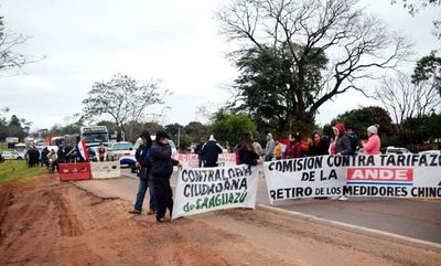 Bloquean ruta en repudio del acuerdo bilateral de Itaipú