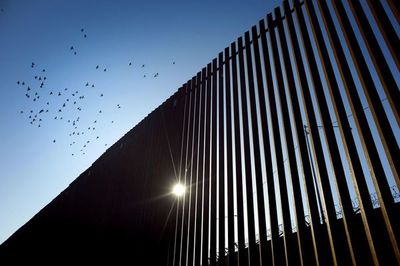 “Gran victoria” para Trump, autorizado a usar fondos militares para el muro EEUU-México