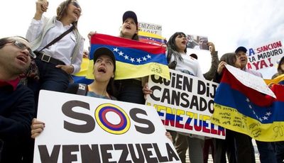Trump congela activos del gobierno en disputa de Venezuela