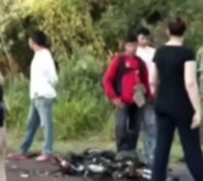 Camión destroza motocicleta en la que iban una mujer y su hijo de 3