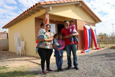 Gobierno entregó subsidios habitacionales a unas mil familias