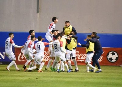 Nacional tumbó al líder con un golazo del Pinti Álvarez