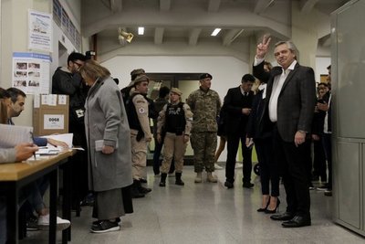 Alberto Fernández supera por casi 15 puntos a Macri en las primarias argentinas