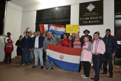 Vecinos de San Antonio repudian a jueza y exigen reapaertura de la investigación a intendente