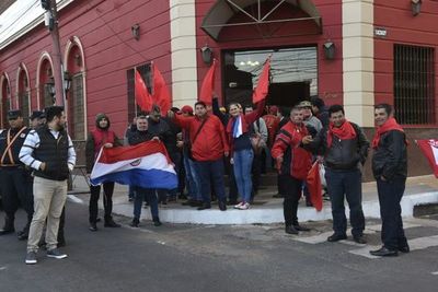 Colorados cierran calles y generan caos en el microcentro