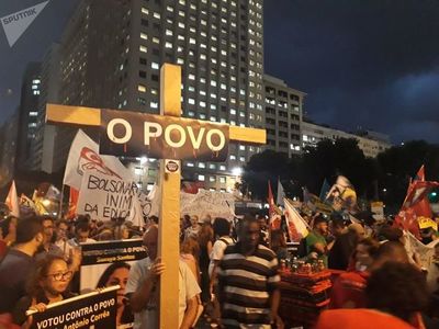 Miles protestan en decenas de ciudades brasileñas contra recortes en educación