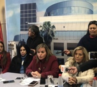Senadoras repudian orden de captura contra joven que denunció acoso