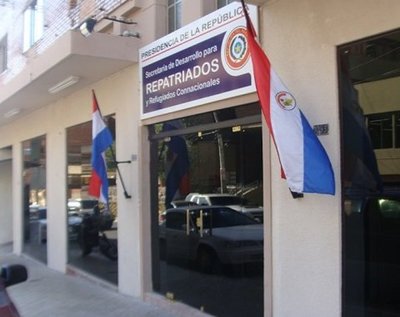 Gobierno recibe a cinco compatriotas que retornaron de España