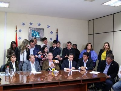 Oposición oficializa pedido de sesión extra para juicio político
