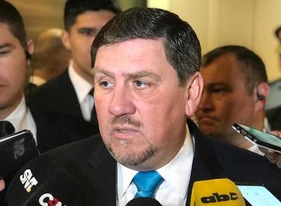Impotencia de autoridades para manejar a presos de PCC en Tacumbú y fiesta infantil con modelos eróticas dinamitan a Abdo, afirman