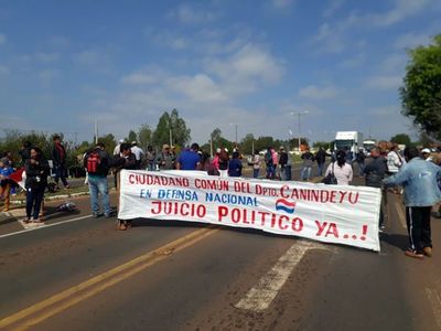 Cierran rutas a favor de juicio político
