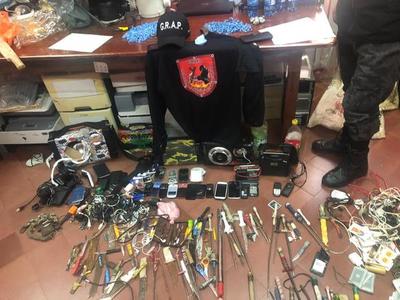 Incautan celulares y otros objetos en penal de Coronel Oviedo