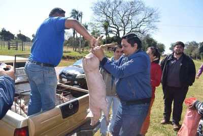 Kambato Meza entrega lechones para crías a comisión de muejeres