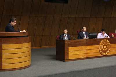 Acta entreguista: Castiglioni tira la pelota al embajador, y en Congreso vislumbran su virtual expulsión
