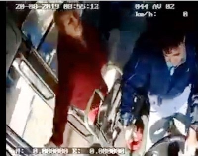 Pasajera agrede brutalmente al chófer de un ómnibus