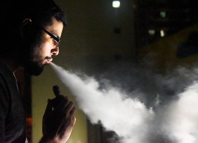 La nueva moda: fumar y vapear “a dos manos”