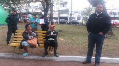 Denuncian abandono de pareja de ancianos en la Plaza Uruguaya