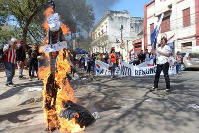 Manifestantes queman muñeco de Marito para exigir su renuncia