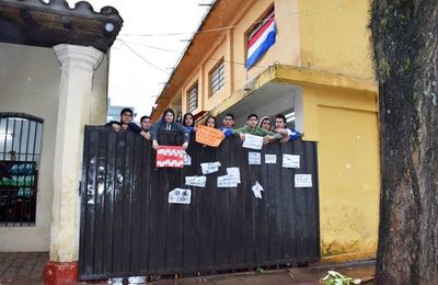 Toman colegio y piden salida de director que no rinde gastos