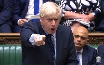 Boris Johnson, empujado contra las cuerdas por opositores a Brexit brutal