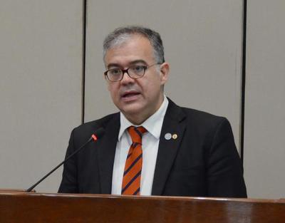 Ullón niega participación en acta entreguista