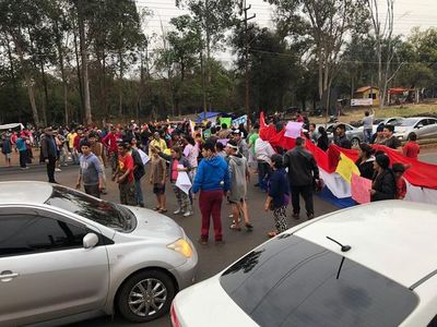 Ocupantes de la expropiedad de Stroessner bloquean la supercarretera Itaipú