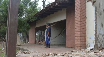 Invasores custodian huesos hallados en una propiedad de los Stroessner