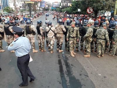 Paseros cierran Puente de la Amistad y se generan incidentes con antimotines