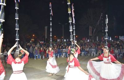 Noche de danzas dan brillo al 120º aniversario de Ayolas