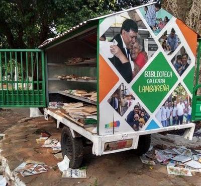 Inadaptados destruyen biblioteca callejera en Lambaré