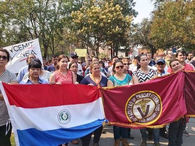 Docentes de la UNA cierran carril sobre Mcal. López