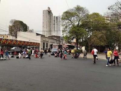 Nativos cierran calle a la altura de Plaza Uruguaya: acusan plan de despojo de sus tierras