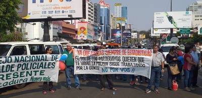 Policías retirados en CDE bloquearon paso vehicular en Aduanas exigiendo salida de Villamayor