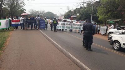 Docentes y estudiantes cierran ruta PY02 en Coronel Oviedo