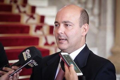 “Irritantes privilegios” de funcionarios llevados por Peralta Vierci a Mitic, denuncian
