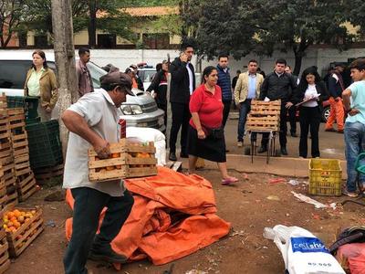 Funcionarios municipales desalojan a vendedores que ocupan plaza pública